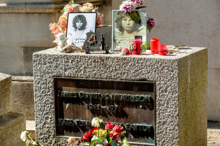 Grabstätte von Rock-Sänger Jim Morrison am Friedhof Père Lachaise in Paris, Frankreich