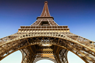 Gut 300 Meter ragt der Eiffelturm als stählernes Wahrzeichen der französischen Hauptstadt Paris über den Dächern der Stadt auf