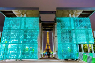 Nächtliche impression mit dem beleuchteten Eiffelturm, Paris, Frankreich