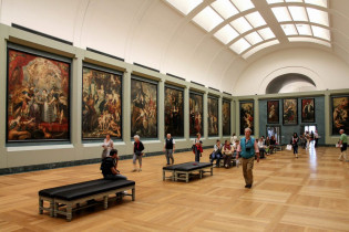 Von 01. Oktober bis 31. März kann der Louvre in Paris jeden ersten Sonntag im Monat kostenlos besichtigt werden, Frankreich