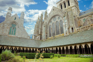 Romanische und gotische Stile zeugen von den häufigen Erweiterungen des Klosters am Mont St. Michel in Frankreich