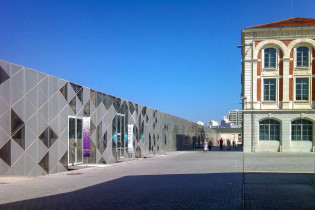 In der Cité du Design in einer ehemaligen Waffenfabrik in Saint-Étienne, Frankreich, trifft moderne Glas-Architektur auf Backsteinbauten des 19. Jahrhunderts
