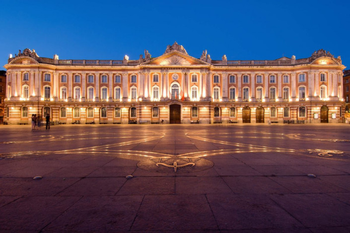 Das Kapitol am prachtvollen Place du Capitole im Zentrum von Toulouse gehört zu den bekanntesten Gebäuden der rosaroten Stadt im Südwesten von Frankreich