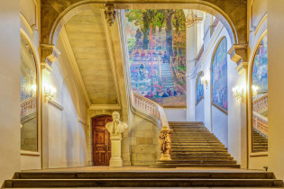 Der berühmte Stiegenaufgang im Kapitol von Toulouse ist mit meisterhaften Gemälden von Jean-Paul Laurens geschmückt, Frankreich