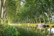 Der malerische Canal du Midi im Süden von Frankreich ist von März bis November für den Tourismus geöffnet - © HUANG Zheng / Shutterstock