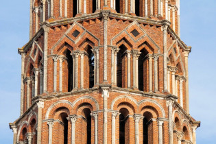 Der Turm der Basilika Saint Sernin in Toulouse, Frankreich, wurde vom 12. bis zum 14. Jahrhundert errichtet und ist leicht nach Westen geneigt