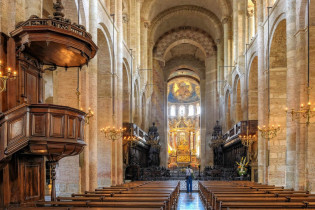 Die 115m lange, 64m breite und 21m hohe Basilika Saint Sernin in Toulouse, Frankreich, beherbergt über 250 Kunstwerke