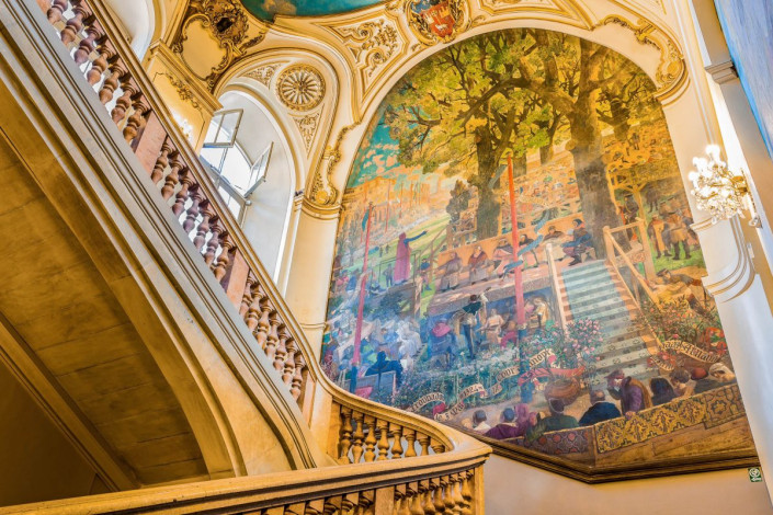Im Stiegenhaus des Kapitols wird der Besucher von Jean-Paul Laurens’ farbenprächtigem Kunstwerk „Jeux floraux de Toulouse“ empfangen, Frankreich