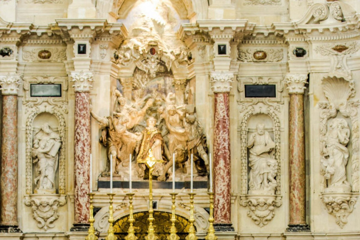 Prunkvoller Hochaltar der Kathedrale Saint-Étienne in Toulouse, Frankreich