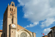 Von der ersten Kirche stammt heute noch das knapp 7m große Rosettenfenster der Kathedrale Saint-Étienne in Toulouse, Frankreich - © yvon52 / Shutterstock