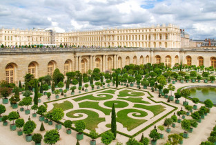 Das Schloss Versailles mit wunderschönem Barock-Garten, Frankreich