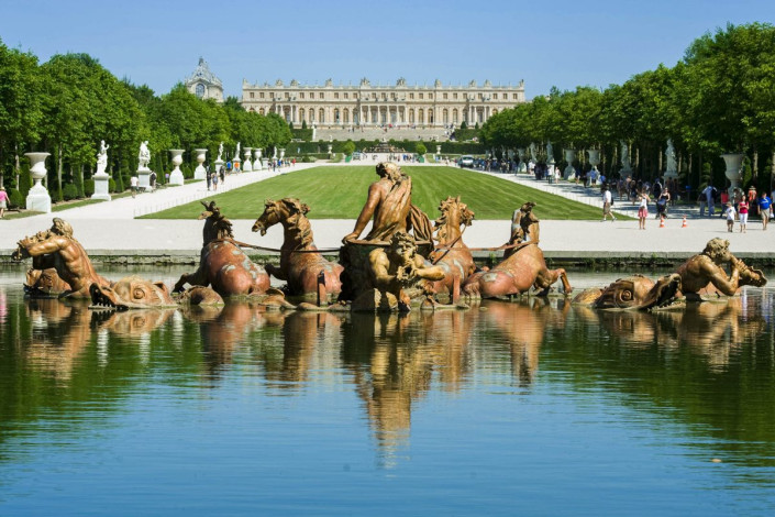 Der Apollo-Brunnen vor dem prachtvollen Schloss Versailles bei Paris, Frankreich