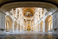 Der beeindruckende große Ballsaal im Schloss Versailles, Frankreich - © vichie81 / Shutterstock