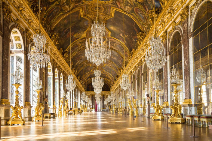 Der Spiegelsaal im Schloss Versailles beeindruckt den Besucher mit über 350 Spiegeln, Frankreich