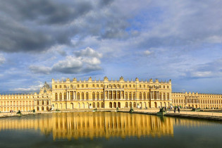 Panoramablick auf das weltberühmte barocke Schloss Versailles, das als eines der schönsten europäischen Schlösser gilt, Frankreich