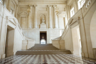 Stiegenaufgang im Schloss Versailles - seit 1979 Weltkulturerbe der UNESCO - bei Paris, Frankreich