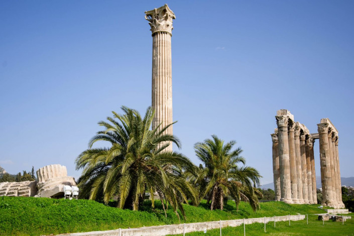 15 der gewaltigen Säulen des Zeus-Tempels in Athen, von denen eine an die 150 Tonnen wiegt, stehen heute noch aufrecht, Griechenland