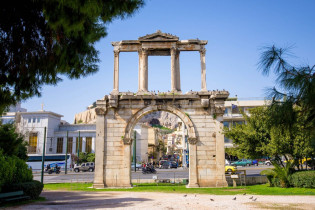 An den Vollender des Zeus-Tempels in Athen erinnert heute noch sein Eingangsportal, das Hadrians-Tor, Griechenland