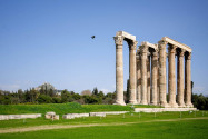 Der prachtvolle Athener Zeus-Tempel aus pentelischem Marmor war gewaltige 110 Meter lang und 43 Meter breit, Griechenland - © James Camel / franks-travelbox