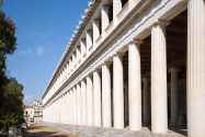 Die imposante Stoa des Attalos auf der Antiken Agora in Athen wurde im Jahr 1955 rekonstruiert und beherbergt heute das Agora-Museum, Griechenland - © James Camel / franks-travelbox