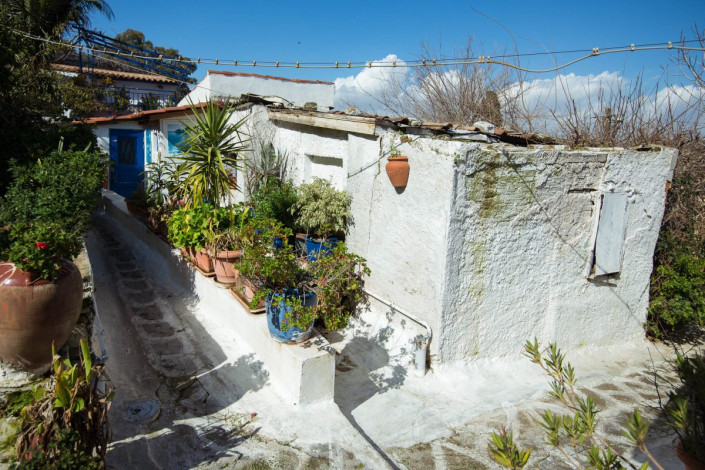 Die winzigen Häuser in Anafiótika durften ohne Genehmigung errichtet werden, sofern sie schon am ersten Tag ein Dach hatten, Athen, Griechenland