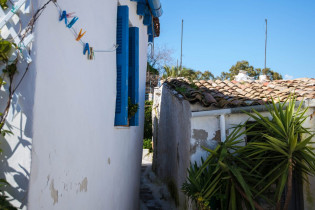 Durch die winzigen Häuser von Anafiótika im Herzen Athens führen noch winzigere Gassen, Griechenland