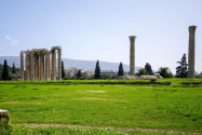 Fertiggestellt wurde der Zeus-Tempel in Athen von 124 bis 132 nach Christus unter Kaiser Hadrian, Griechenland - © James Camel / franks-travelbox
