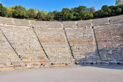 Auf der riesigen, halbrunden Tribüne des Amphitheaters von Epidauros in Griechenland fanden bis zu 14.000 Zuschauer Platz
