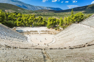 Hinter dem Theater von Epidauros konnte das Publikm auch die atemberaubende Kulisse der Berglandschaft Griechenlands genießen
