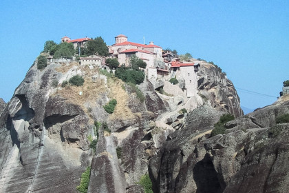 Das Klster Agios Nikólaos Anapavás geht direkt in den Felsen über und kann über die nahe gelegene Ortschaft Kastraki erreicht werde, Griechenland