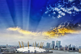 Die gigantische Kuppel der O2-Arena war  in der Eröffnungssequenz des James Bond Films "Die Welt ist nicht genug“ zu sehen, London, Großbritannien