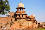 An die 200 Jahre fungierte das Rote Fort in Agra, Indien, als prachtvolle Residenz der Mogulkaiser - © Alexandra Lande / Shutterstock