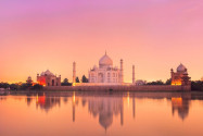 Blick auf das Taj Mahal kurz nach Sonnenuntergang über den Fluss Jumna, Indien - © Boris Stroujko / Shutterstock