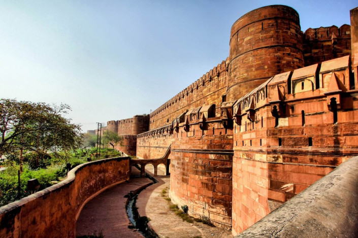 Das mächtige Rote Fort in Agra, Indien, wurde auf dem Grundriss eines Halbmondes errichtet und umfasst ein Areal von fast 400.000m2