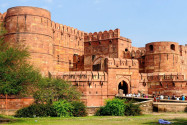 Das prachtvolle Rote Fort in Agra, Indien, ist von mächtigen, 21m hohen und 12m dicken Mauern umgeben - © Rafal Cichawa / Shutterstock