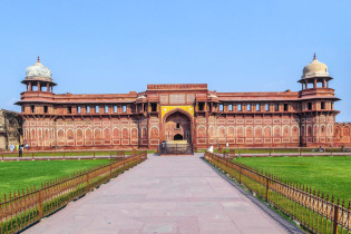 Das Rote Fort im indischen Agra stammt in seiner heutigen Form aus dem 16. Jahrhundert und liegt nur gut 2km vom Taj Mahal entfernt am Ufer des Flusses Yamuna, Indien