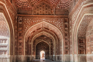 Das Taj Mahal wurde innen mit Kalligraphien, hauptsächlich Auszügen aus dem Koran, geschmückt, Indien