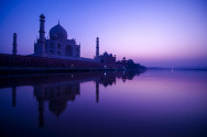 Der Taj Mahal in abendlichem Licht am Fluss Jumna, Indien - © szefei / Shutterstock