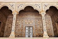 Die Gebäude im Inneren des Roten Forts von Agra sind mit kostbarem Marmor und Halbedelsteinen verziert, Indien - © saiko3p / Shutterstock