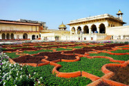 Kunstvoll angelegte Gärten umgeben die Prachtbauten des stadtähnlichen Fort Agra in Indien - © Mikadun / Shutterstock