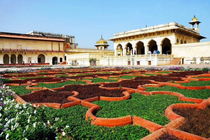 Kunstvoll angelegte Gärten umgeben die Prachtbauten des stadtähnlichen Fort Agra in Indien
