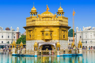 In den heiligen Hallen des Goldenen Tempels von Amritsar, Indien, werden Verse aus dem Heiligen Buch der Sikh vorgelesen - © saiko3p / Shutterstock