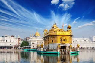 Umgebung und Innenräume des Goldenen Tempels von Amritsar sind kostbar geschmückt und penibel gepflegt, Indien