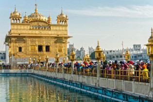 Ungeachtet von Herkunft oder Religion wird im Goldenen Tempel von Amritsar jeder Reisende bis zu drei Tage aufgenommen und verköstigt, Indien