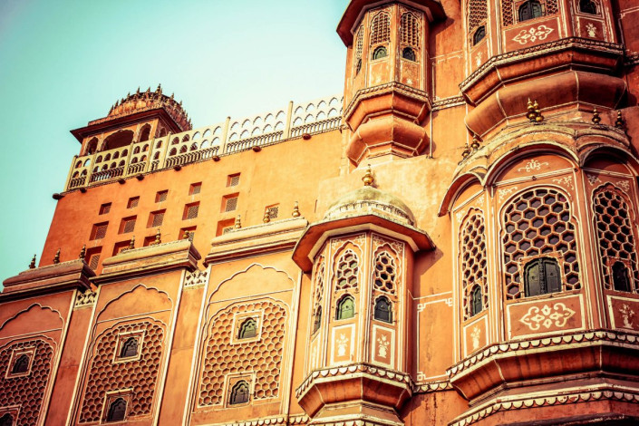 Durch die ausgeklügelte Architektur wurden die Frauen des Maharaja von außen nicht gesehen, wenn sie durch die Fenster des Hawa Mahal blickten, Indien