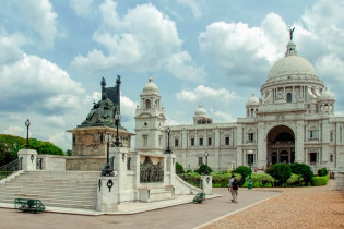 Am Victoria Memorial in Kalkutta, Indien, thront eine Bronzestatue von Königin Victoria