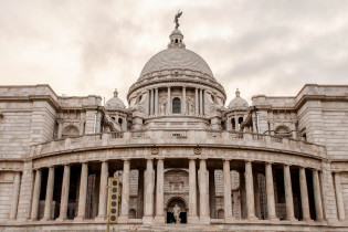 Auf der Spitze der gigantischen Kuppel des Victoria Memorials in Kalkutta thront eine fast 5m hohe Statue der Siegesgöttin Victoria, Indie