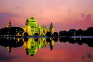 Das schneeweiße Victoria Memorial in Kalkutta erinnert an Königin Victoria, die im frühen 20. Jh. Über Indien herrschte - © neelsky / Shutterstock
