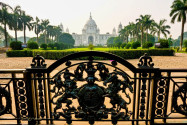 Das Victoria Memorial in Kalkutta ist von einer prachtvollen Gartenanlage umgeben, Indien - © Luciano Mortula / Shutterstock
