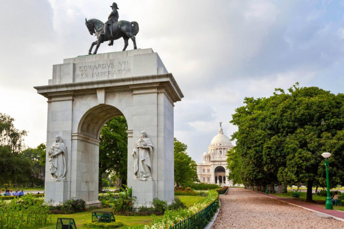 Im südlichen Garten des Victoria Memorials in Kalkutta thront der Triumphbogen von König Edward VII, Indien
